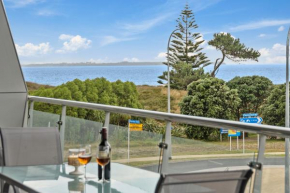 Sunrise, Seaviews and BBQs - Papamoa Beach Holiday Apartment, Papamoa